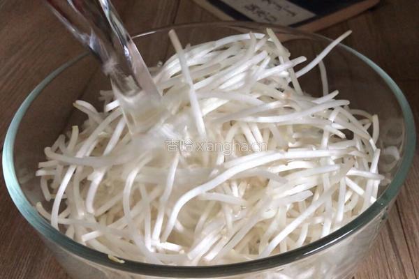 凉拌绿豆芽的做法图解1