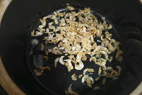 海鲜菇豆腐汤的做法图解1