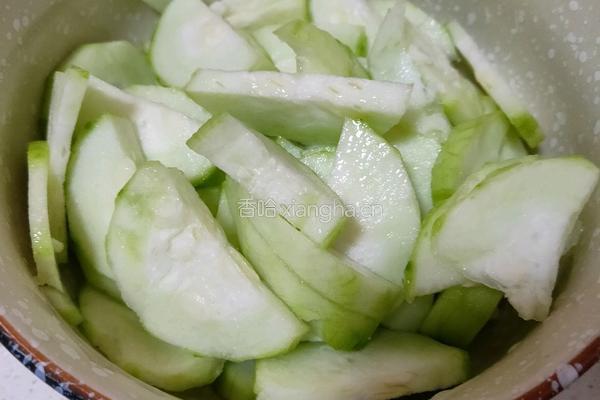 蛤蜊丝瓜粉丝汤的做法图解3