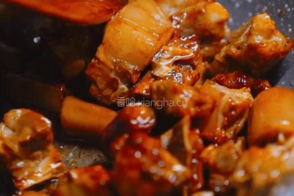 南乳黄豆焖猪尾排骨的做法图解2
