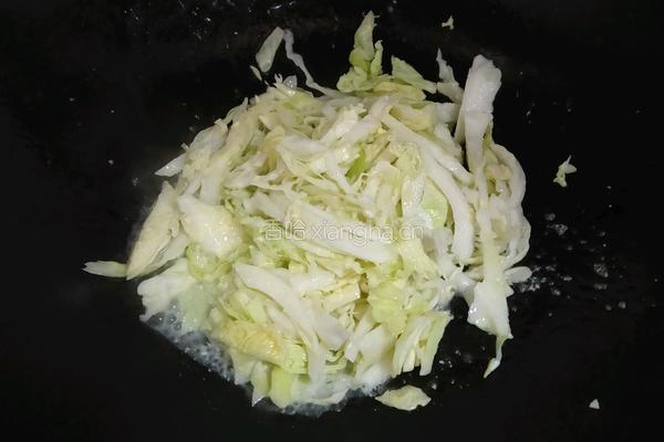 包菜炒粉丝的做法图解2