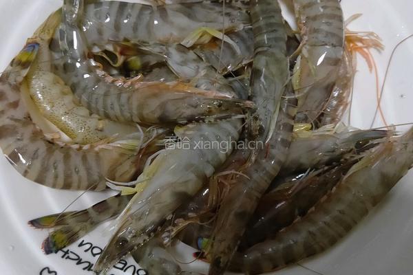 柠檬虾的做法图解1