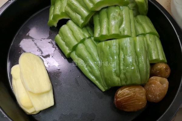 黑豆苦瓜排骨汤的做法图解1