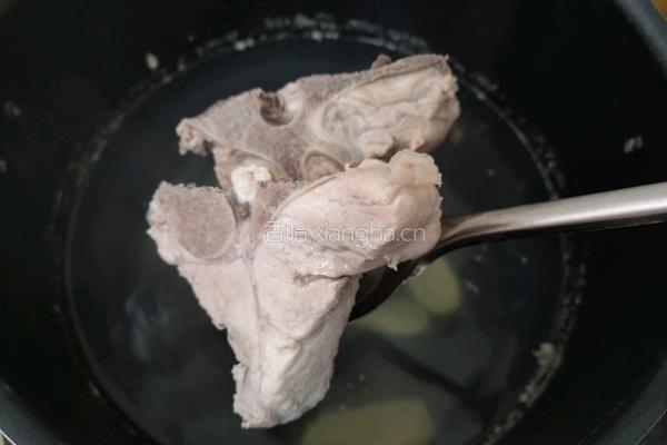 黑豆苦瓜排骨汤的做法图解3