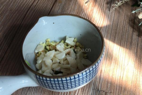 皮蛋豆腐的做法图解2