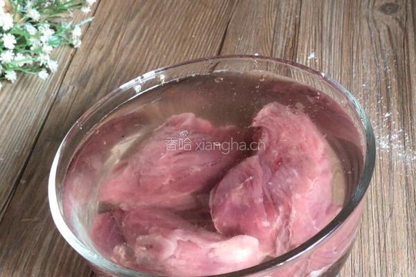 红萝卜牛肉锅贴的做法图解1