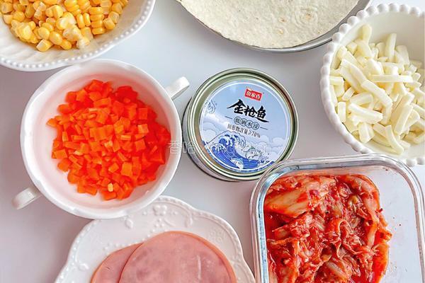 泡菜吞拿鱼花轮薄脆pizza--花样美味的做法图解1