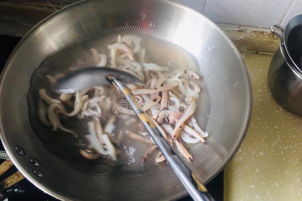 青椒炒鱿鱼丝的做法图解3