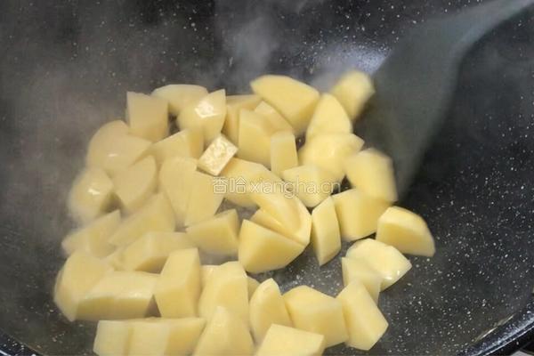红烧牛肉烧土豆的做法图解4