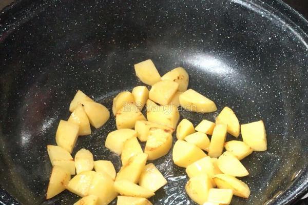 红烧牛肉烧土豆的做法图解5