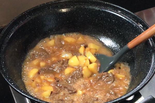 红烧牛肉烧土豆的做法图解8