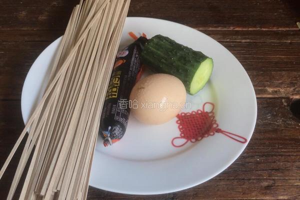 火腿鸡蛋拌面的做法图解1