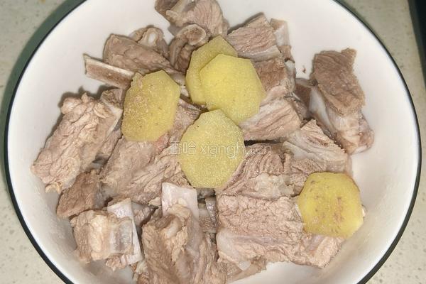 胡萝卜土豆炖排骨的做法图解4