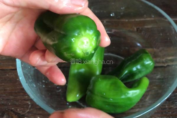 蒜爆青椒的做法图解1