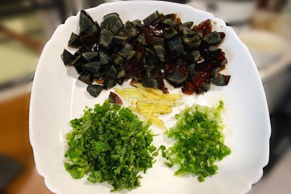 皮蛋瘦肉粥的做法图解3