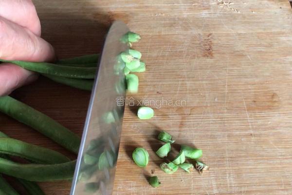 麻辣豇豆麻花的做法图解1