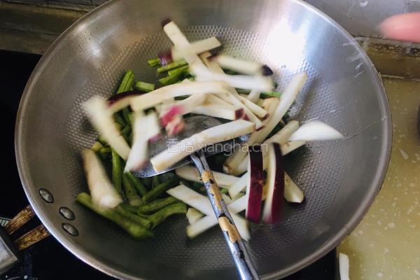 家常茄子炒豆角的做法图解2