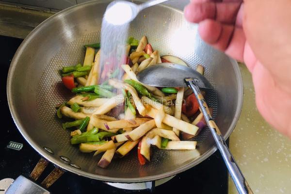 家常茄子炒豆角的做法图解4