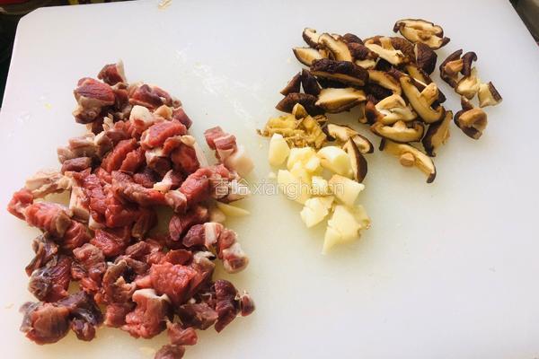 香菇牛肉荞面的做法图解1
