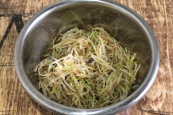 凉拌绿豆芽的做法图解3