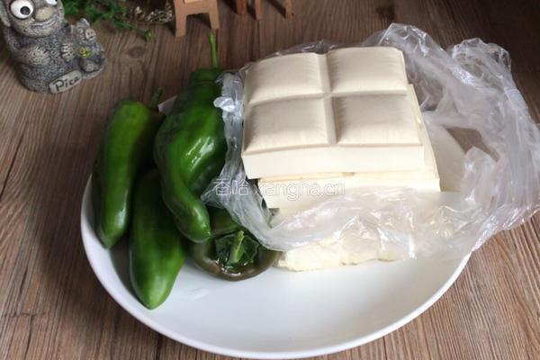 青椒炒豆腐的做法图解1