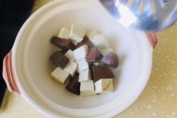 砂锅鸭血炖豆腐的做法图解2