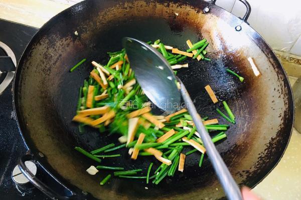 韭菜苔炒豆干的做法图解7