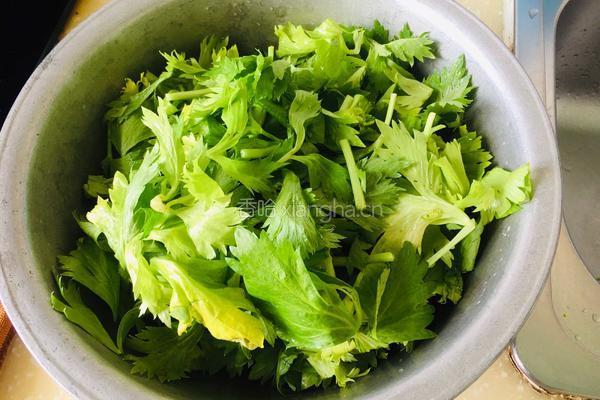 蒸芹菜叶的做法图解2