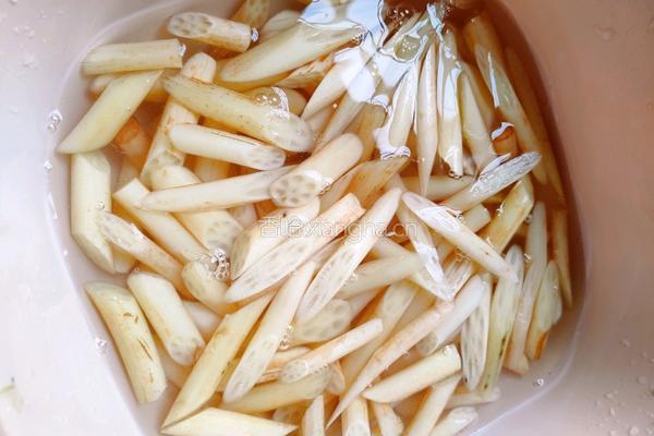 藕带炒牛肉的做法图解1