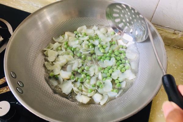 青豆炒百合的做法图解2