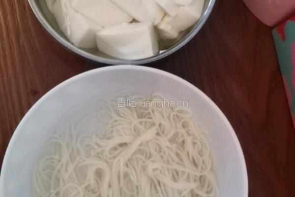 自制番茄豆腐面的做法图解1