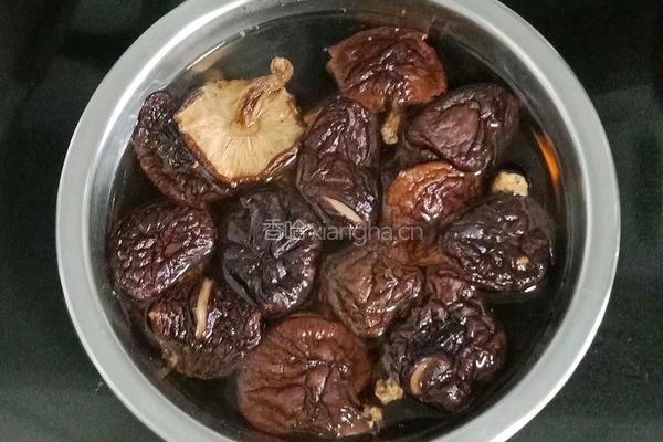香菇土豆烧鸡腿的做法图解1