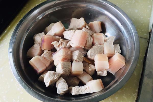 红烧肉焖面的做法图解1
