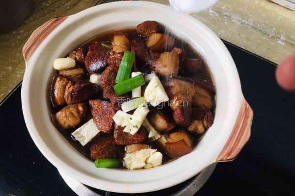 砂锅红烧肉炖豆腐土豆的做法图解4