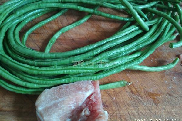 豆角炒肉丁的做法图解1