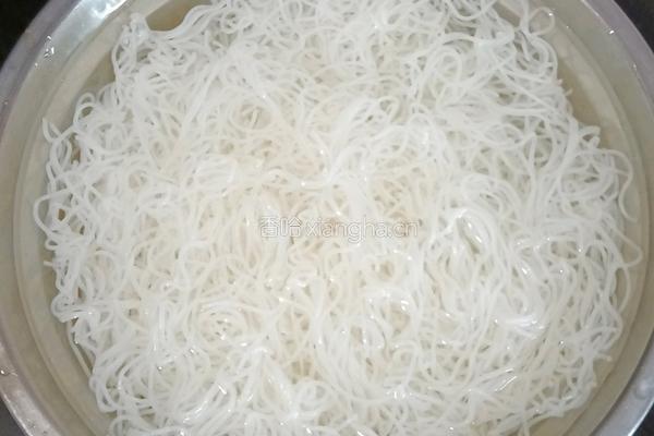 韭菜豆芽炒米粉的做法图解1