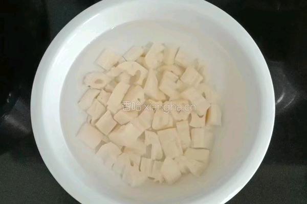双椒炒莲藕的做法图解1