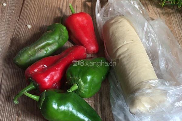 辣椒烧素鸡的做法图解1
