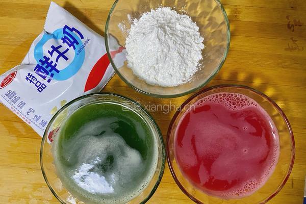 5分钟自制美食｜西瓜牛奶小方，清凉又解暑的做法图解1