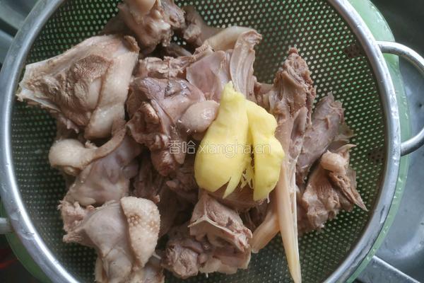香菇啤酒鸭的做法图解1