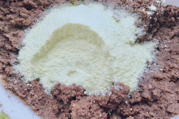 奶香豆沙饭团的做法图解2