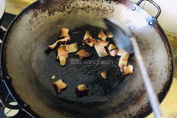 青蒜炒腊肉的做法图解1