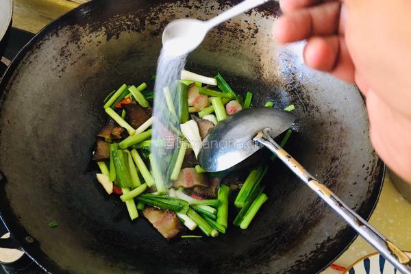 青蒜炒腊肉的做法图解4