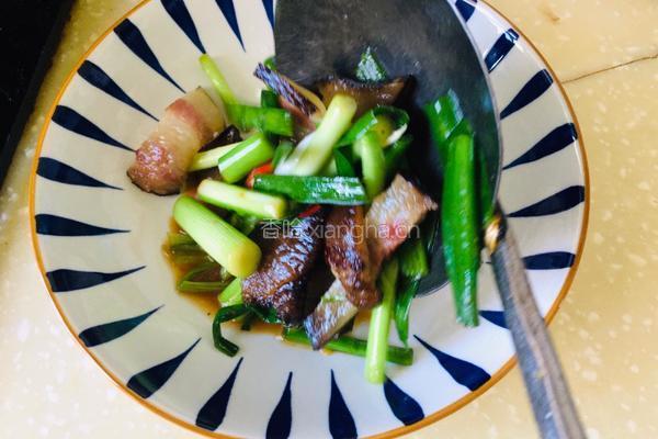 青蒜炒腊肉的做法图解7