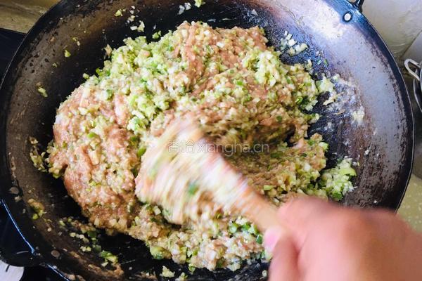 大肉西葫芦包子的做法图解8