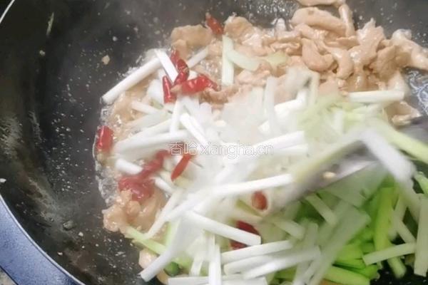 韭黄肉丝的做法图解4