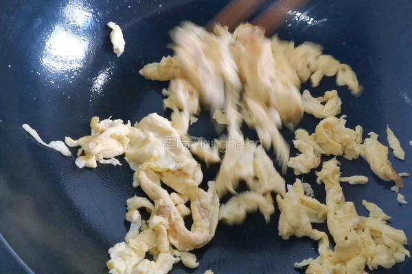 饺子皮版韭菜鸡蛋馅饼的做法图解2