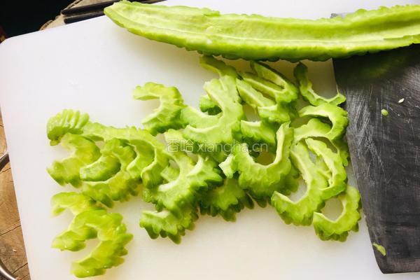 凉拌苦瓜的做法图解2