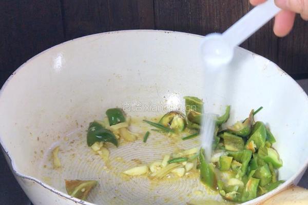 辣椒麻花炒肉片的做法图解10