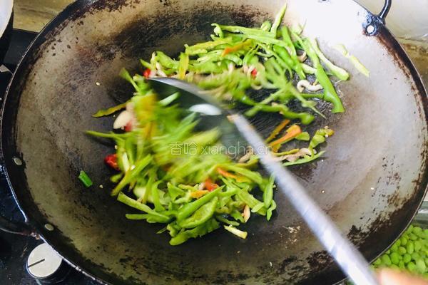 青椒豆皮炒肉丝的做法图解6